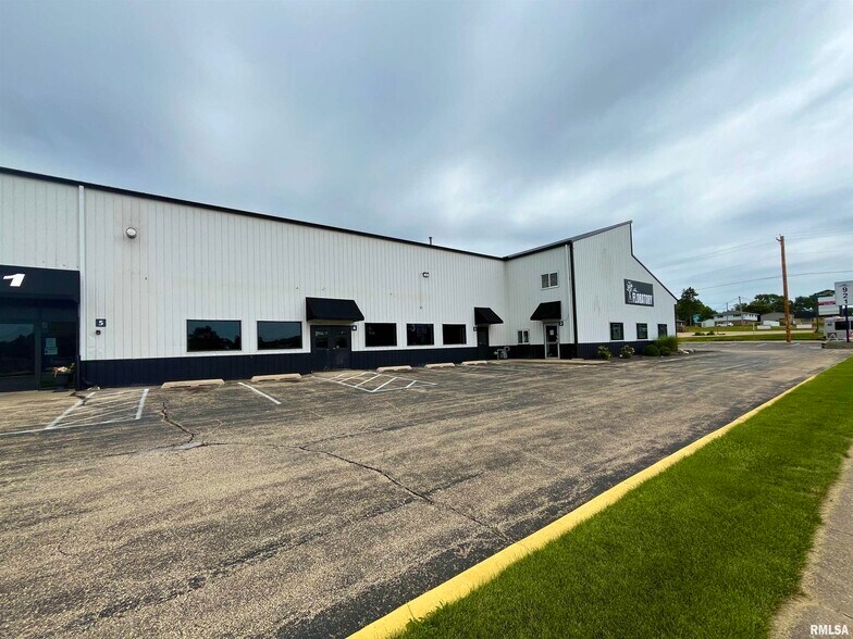 More Photos Of 921 E War Memorial Dr, Peoria Heights General Retail For Lease