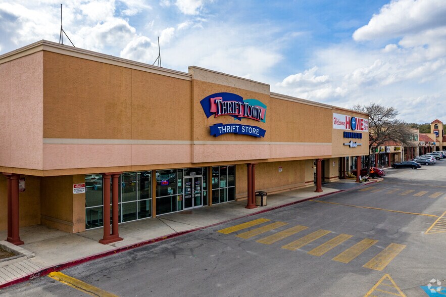 More Photos Of 2800-2864 Thousand Oaks Dr, San Antonio Unknown For Lease
