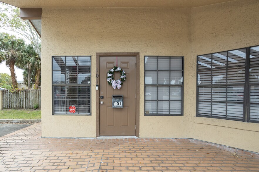 More Photos Of 217 W Seminole Ave, Melbourne Office For Lease