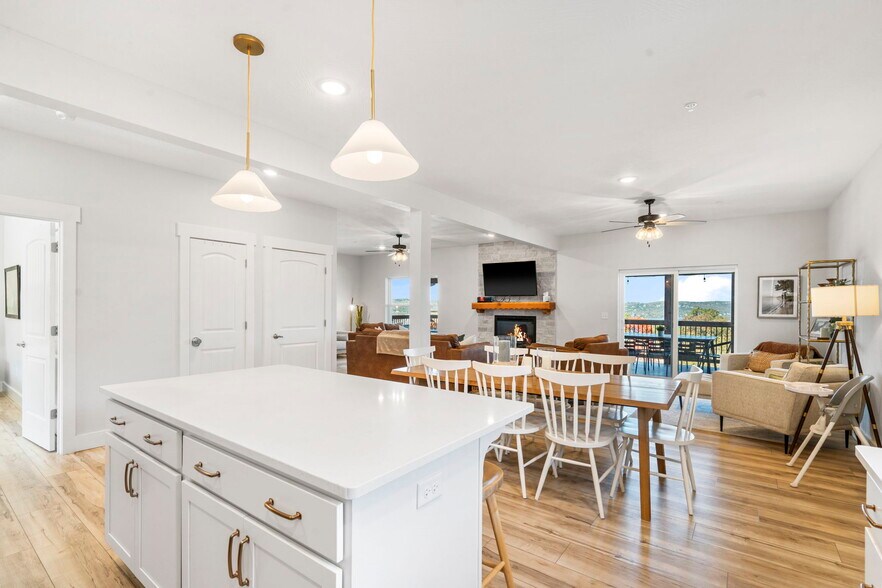 More Photos Of 129 Pioneer Peak, Kimberling City Specialty For Sale