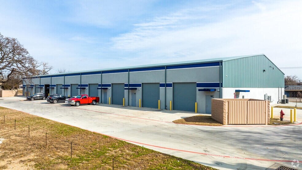 More Photos Of 2301 Higgins Ln, Haltom City Showroom For Lease