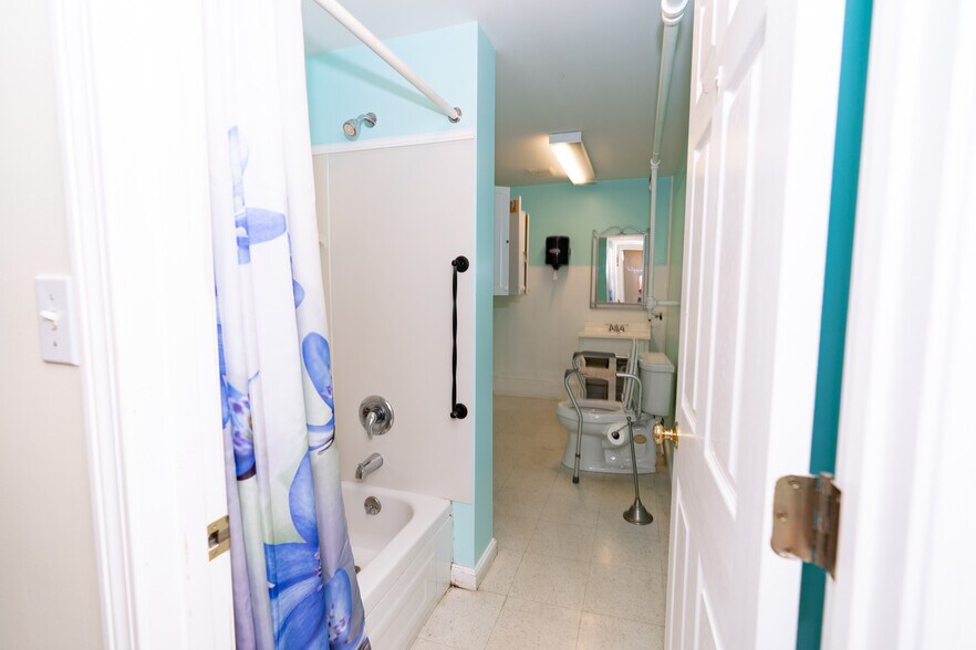 More Photos Of 8 Jennifer Dr, Merrimack Flex For Sale