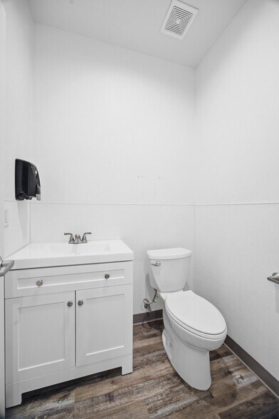More Photos Of 145-147 N K St, Tulare Office For Sale