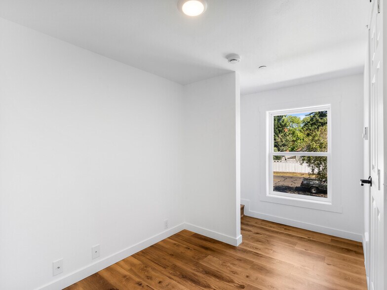 More Photos Of 525 SW 4th Ave, Canby Apartments For Sale