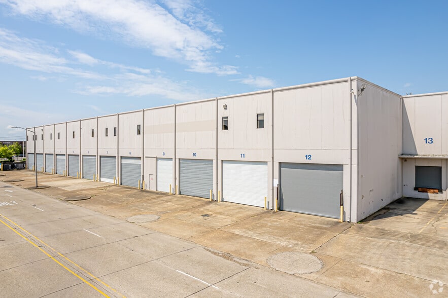 More Photos Of 1000 Elmwood Park Blvd, Elmwood Distribution For Lease