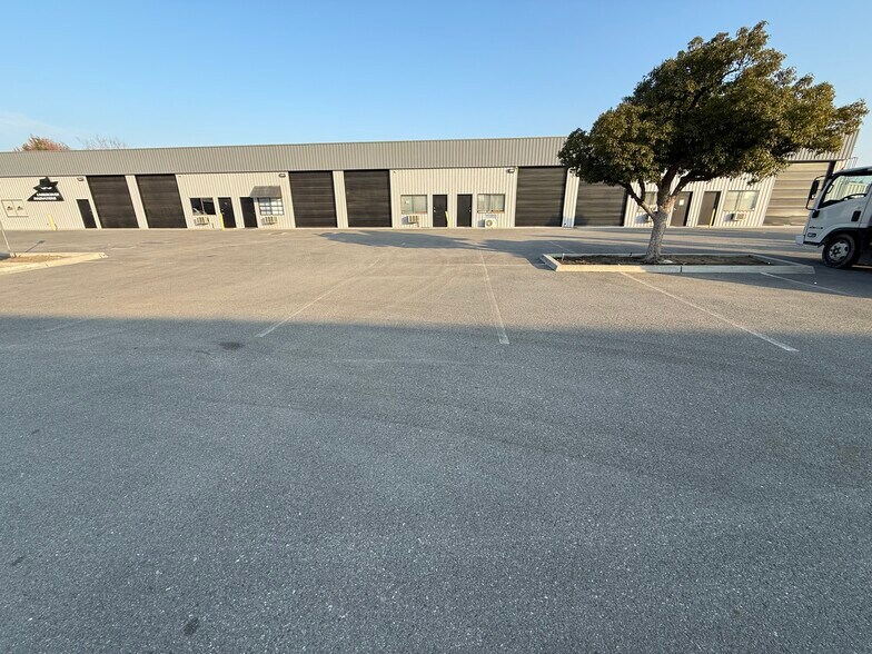 More Photos Of 3624 Buck Owens Blvd, Bakersfield Light Manufacturing For Lease