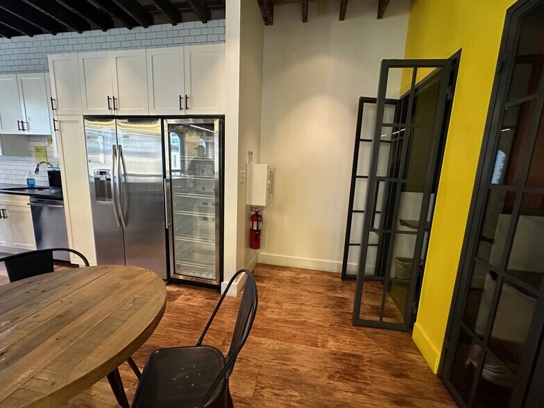 More Photos Of 646-648 N Clark St, Chicago Office For Lease