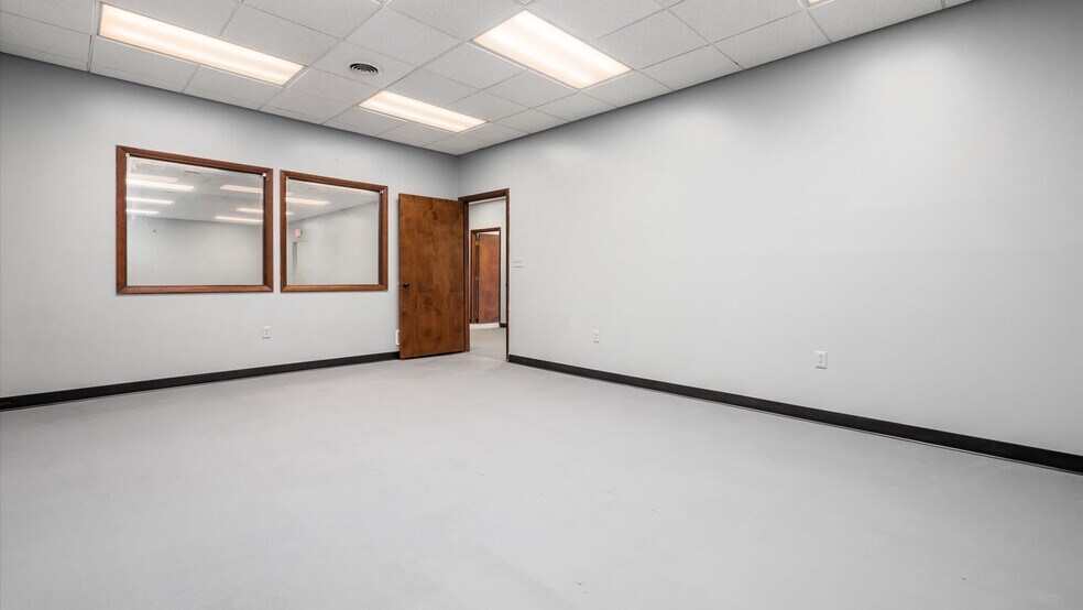 More Photos Of 1101 Woodlawn Ave, Cambridge Warehouse For Sale