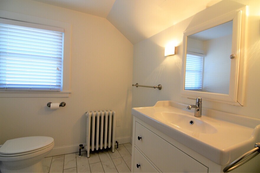 More Photos Of 460 E Main Rd, Middletown Medical For Sale