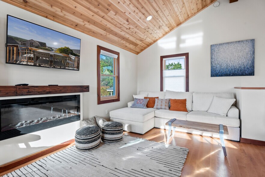 More Photos Of 45070 Main St, Mendocino Bar For Sale