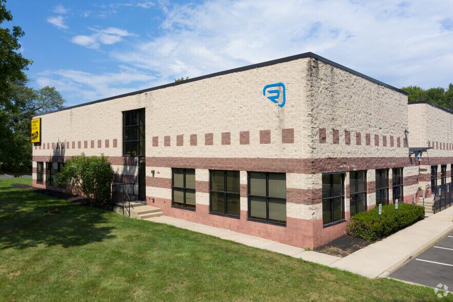 More Photos Of 8 Commerce Way, Hamilton Light Distribution For Lease