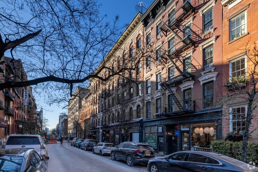 More Photos Of 323 W 11th St, New York Apartments For Lease