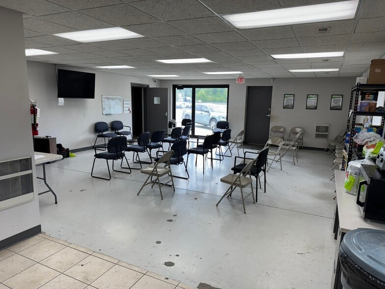 More Photos Of 5145 NW Beaver Dr, Johnston Warehouse For Lease