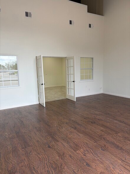 More Photos Of 5612 Highland Ave, Haltom City Showroom For Lease