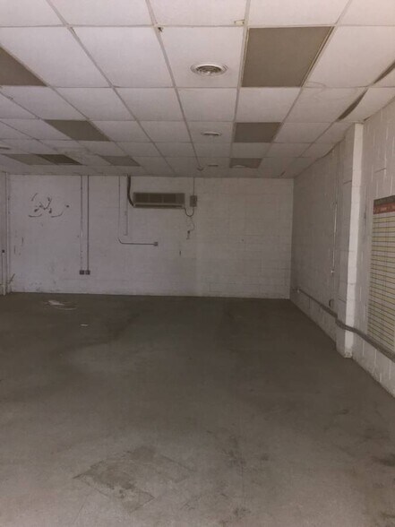 More Photos Of 62 Middlesex Tpke, Burlington Freestanding For Sale