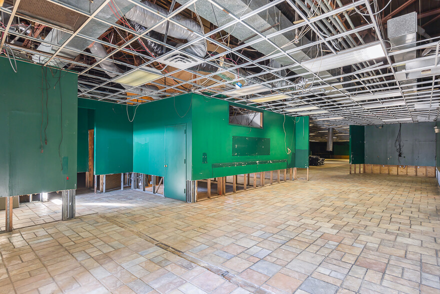 More Photos Of 12 E Dexter Plz, Pearl River Warehouse For Lease