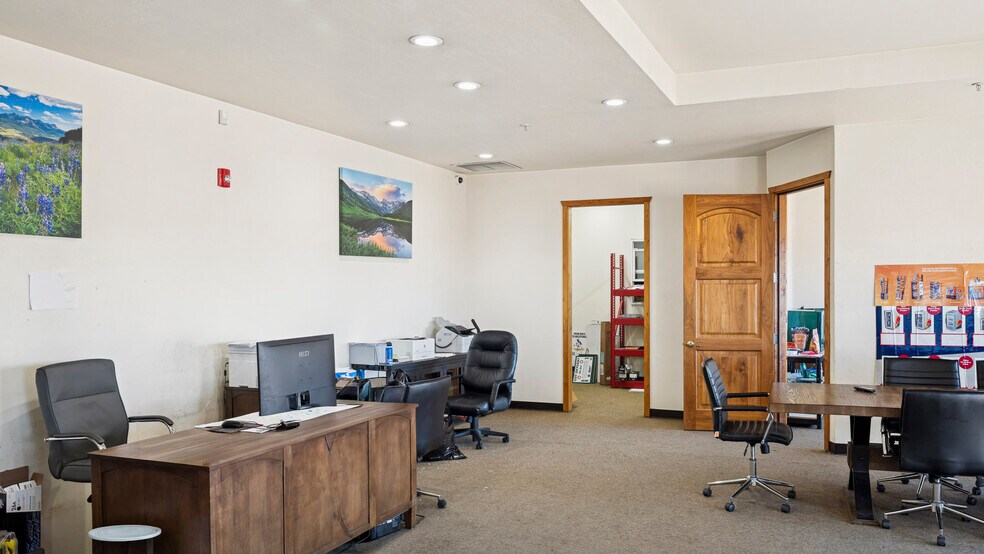 More Photos Of 400 Kristen Ct, Montrose Showroom For Lease