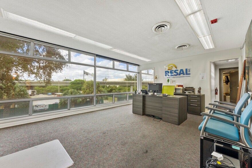 More Photos Of 2902 Tuxedo Ave, West Palm Beach Warehouse For Lease