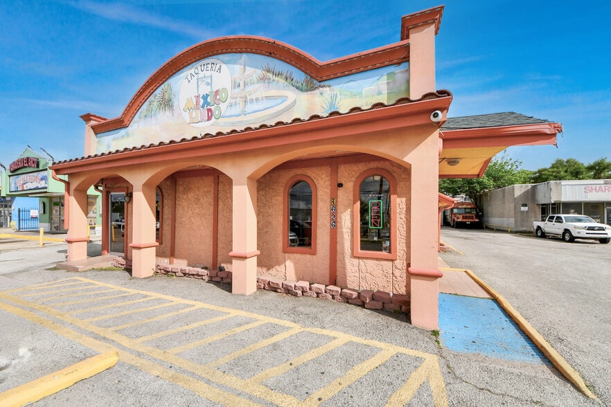 Primary Photo Of 7626 Clarewood Dr, Houston Restaurant For Sale