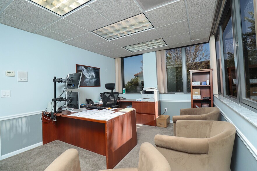 More Photos Of 700 11th St S, Naples Office For Sale