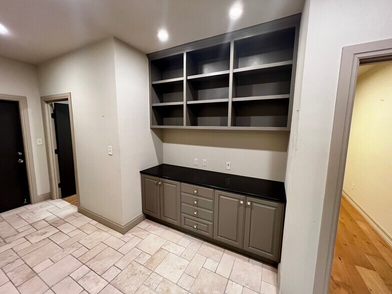 More Photos Of 11818 Warfield St, San Antonio Service For Lease