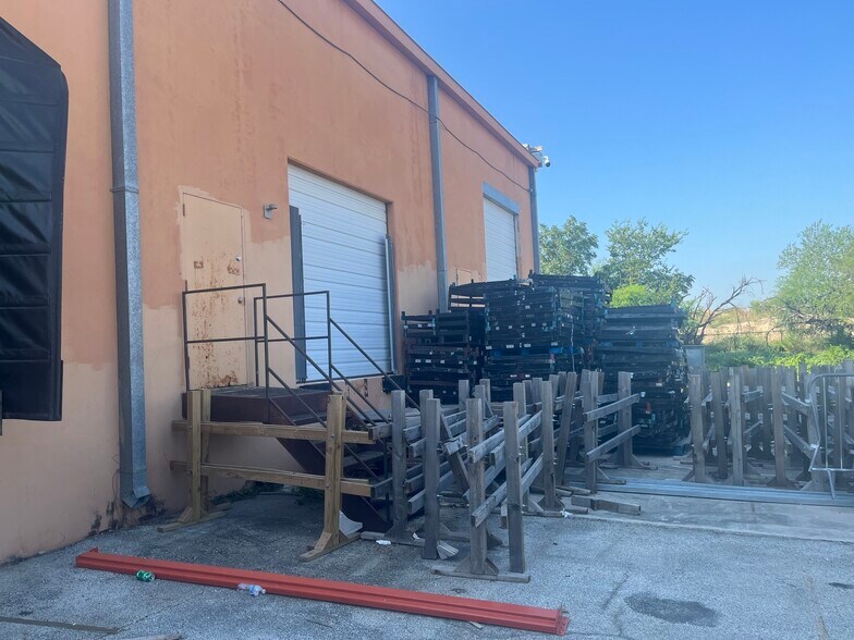 More Photos Of 3911-3929 E IH-10, San Antonio Light Manufacturing For Lease