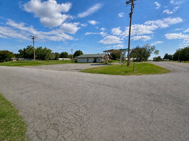 More Photos Of 21457 Highway 32, Lebanon Service Station For Sale