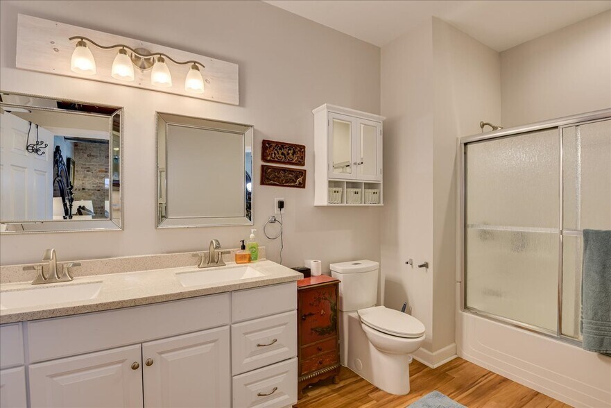 More Photos Of 114 W 6th St, Waynesboro Showroom For Sale