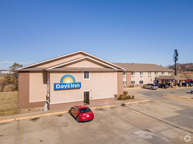 More Photos Of 1510 SW Wanamaker Rd, Topeka Hotel For Sale