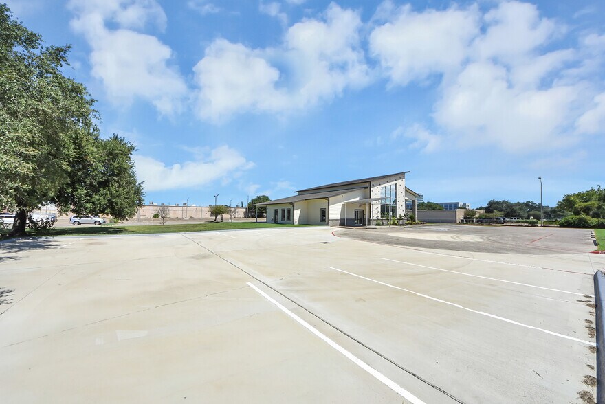 More Photos Of 1563 Live Oak St, Webster Office For Sale