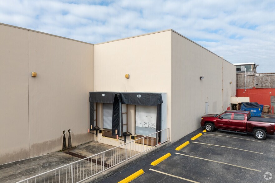 More Photos Of 1737 S Staples St, Corpus Christi Freestanding For Sale