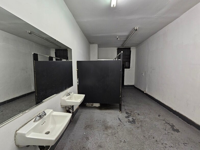 More Photos Of 2853 E Pico Blvd, Los Angeles Warehouse For Lease