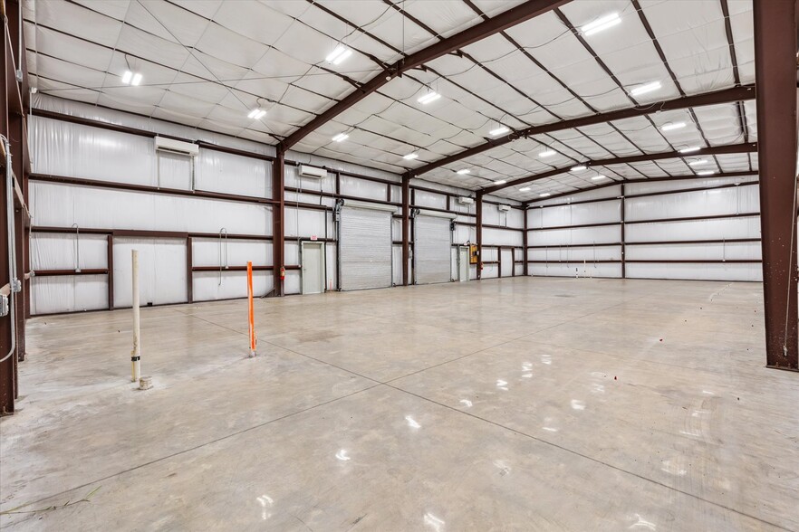More Photos Of 1818 Greenleaf Ln, Leesburg Warehouse For Lease