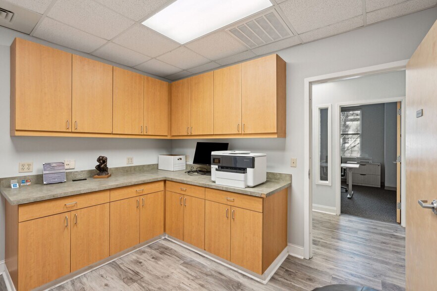 More Photos Of 710 Johnnie Dodds Blvd, Mount Pleasant Medical For Lease