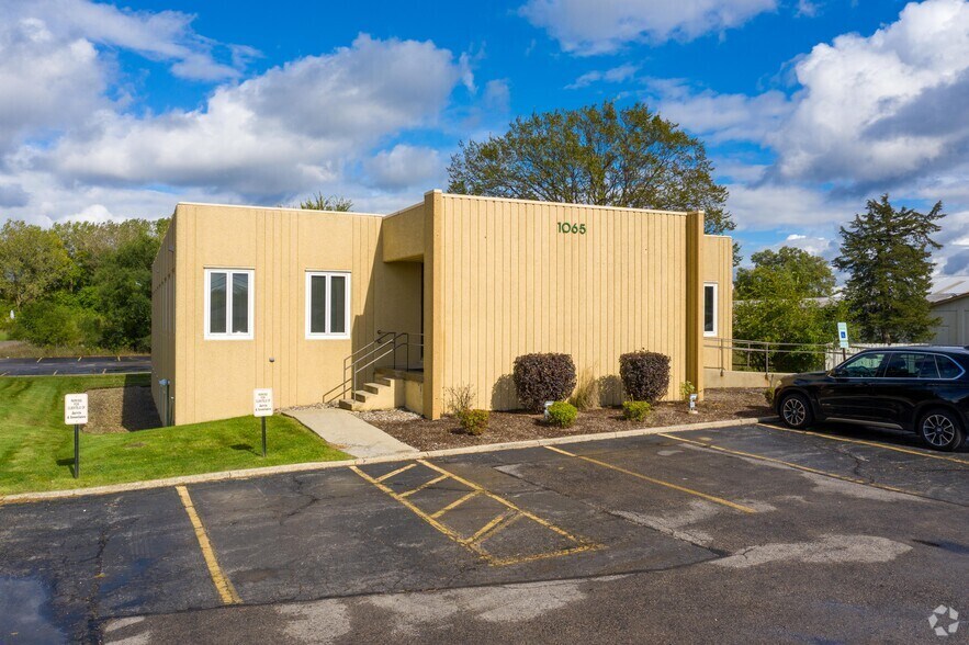 More Photos Of 1065 Lake Ave, Woodstock Office For Lease