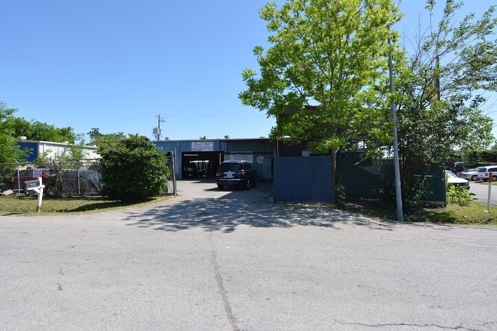 More Photos Of 8921 Daffodil Ave, Houston Auto Repair For Lease