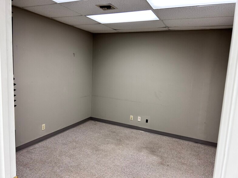 More Photos Of 526-540 Enterprise Dr, Erlanger Light Manufacturing For Lease