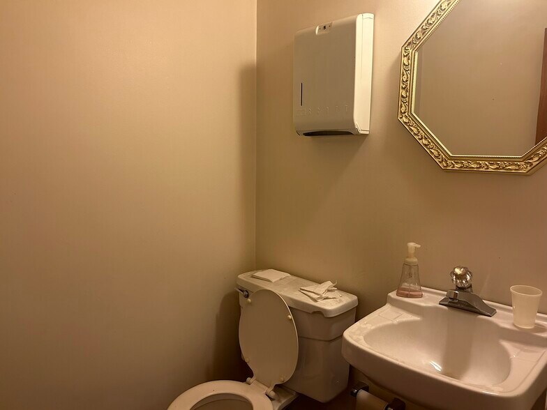 More Photos Of 420 S Federal Blvd, Denver Office For Sale