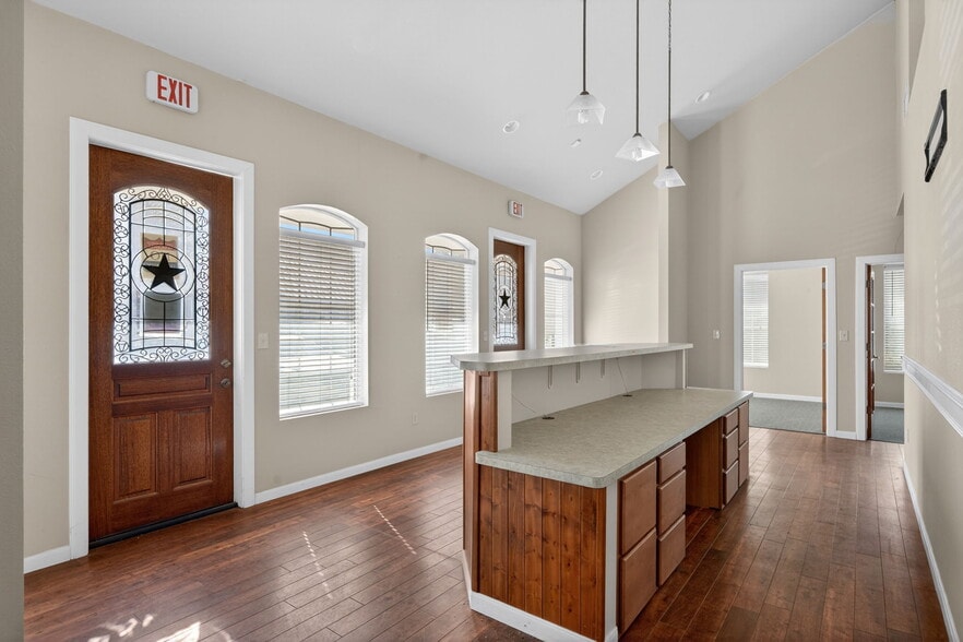 More Photos Of 4230 Gardendale St, San Antonio Office For Sale