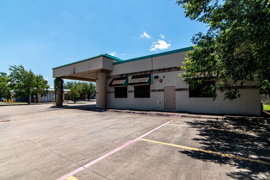 More Photos Of 201 W 5th St, Bonham Medical For Sale