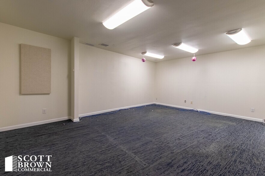 More Photos Of 10763 Mapleridge Dr, Dallas Distribution For Lease