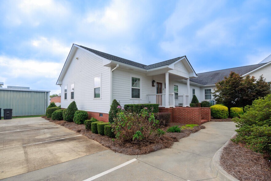 More Photos Of 106 N Alexander Ave, Washington Office For Sale