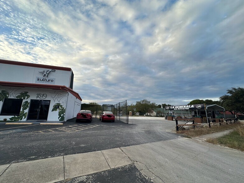 More Photos Of 7819 S Pipers Creek, San Antonio Freestanding For Sale