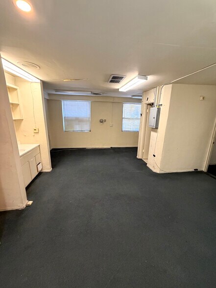 More Photos Of 14540 Sylvan St, Van Nuys Office For Sale