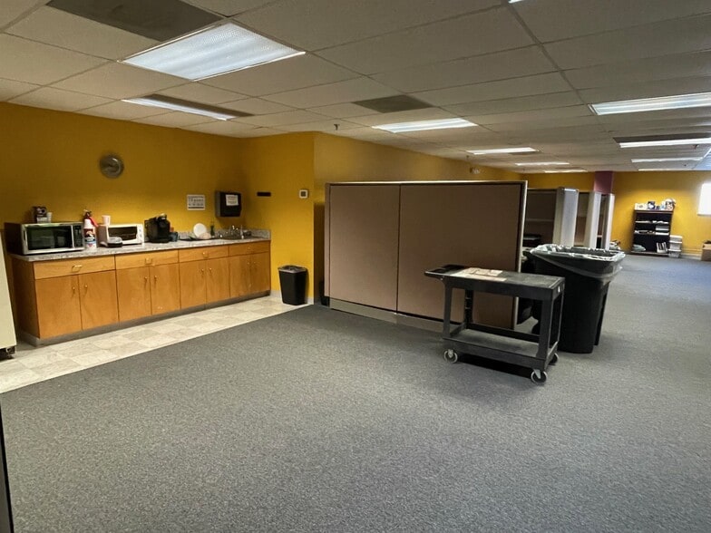 More Photos Of 110 Vista Centre Dr, Forest Office For Lease