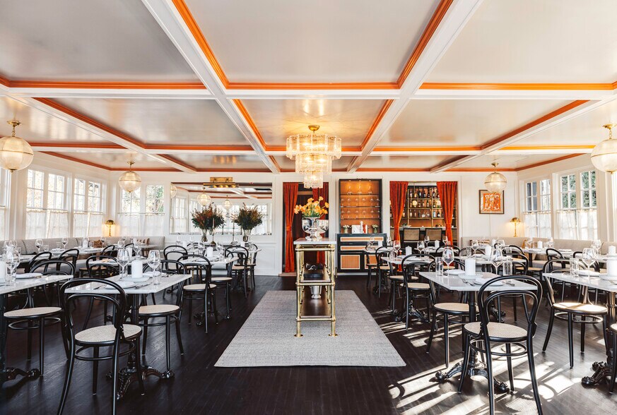 More Photos Of 210 Hampton Rd, Southampton Restaurant For Lease