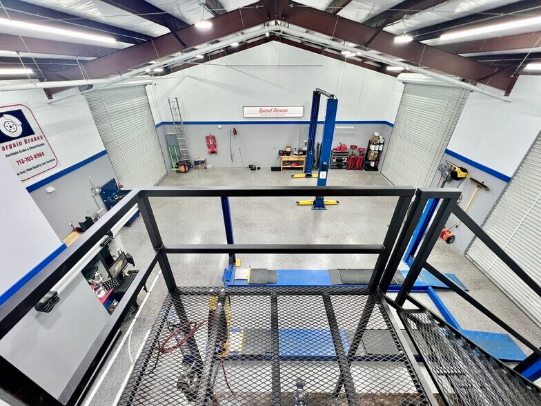 More Photos Of 1308 N Frazier St, Conroe Service For Sale