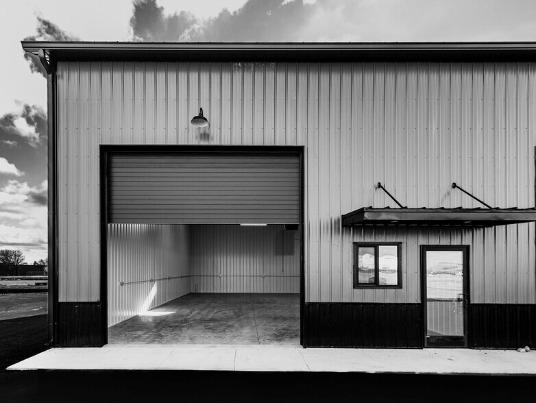 More Photos Of 71 N Kings Chapel Dr, Troy Light Manufacturing For Sale