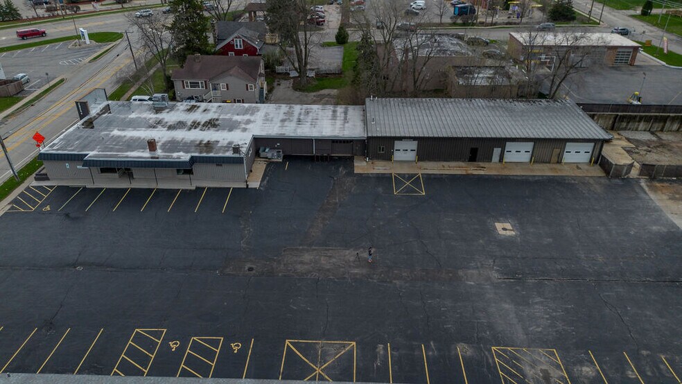 More Photos Of 670 E Calhoun St, Woodstock Flex For Lease