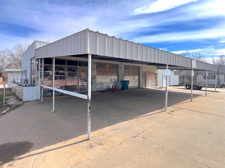 Primary Photo Of 230 N Louis Tittle Ave, Mangum Auto Repair For Sale